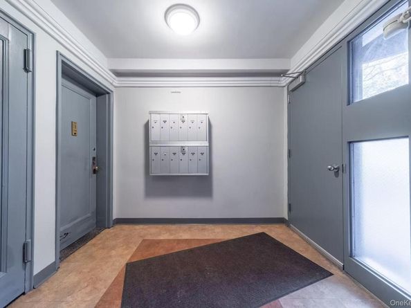 8 W Mill Drive 1B, Great Neck NY 11021