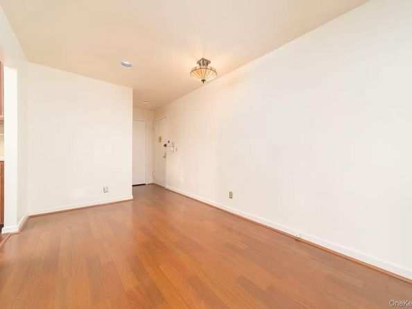 8 W Mill Drive 1B, Great Neck NY 11021