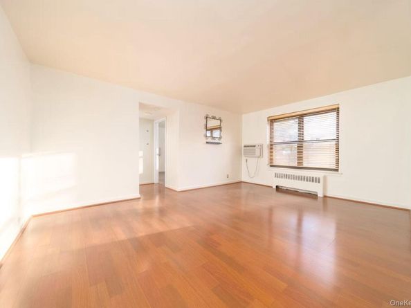 8 W Mill Drive 1B, Great Neck NY 11021