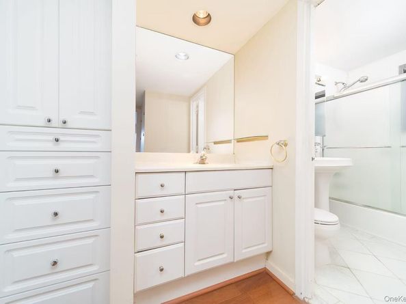 8 W Mill Drive 1B, Great Neck NY 11021