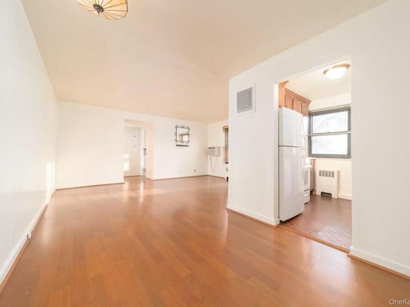 8 W Mill Drive 1B, Great Neck NY 11021