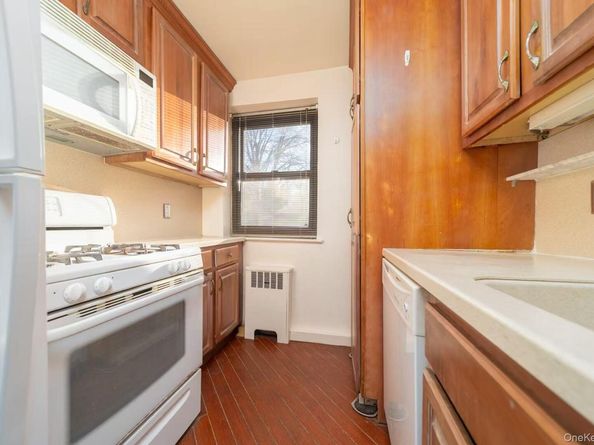 8 W Mill Drive 1B, Great Neck NY 11021