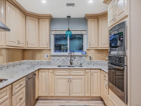 1 Fuller Drive, Ridge NY 11961