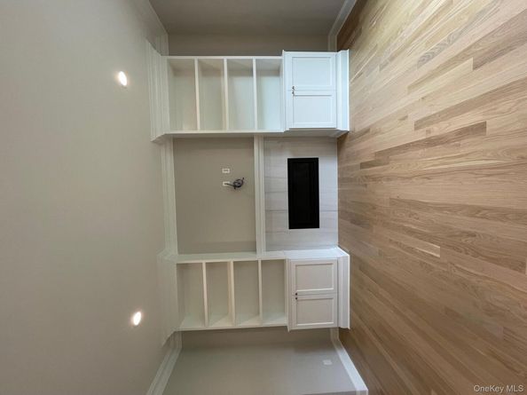 7 Greenway Circle, Syosset NY 11791