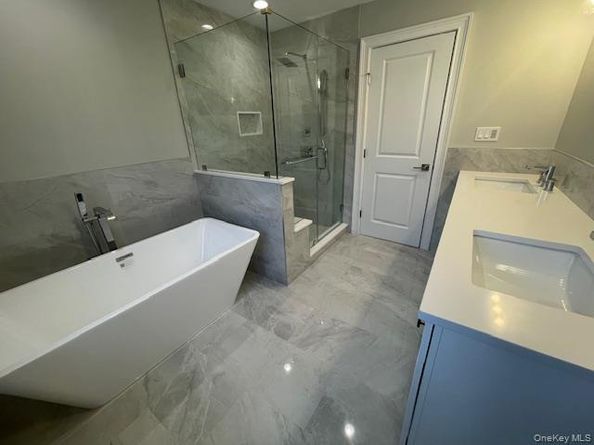 7 Greenway Circle, Syosset NY 11791