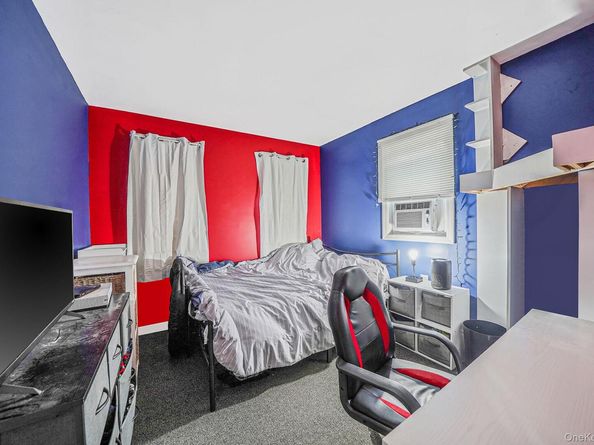 302 Auborn Avenue, Shirley NY 11967