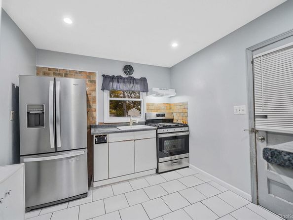 302 Auborn Avenue, Shirley NY 11967