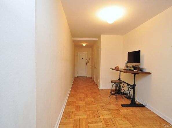 235 Garth Road D5E, Scarsdale NY 10583