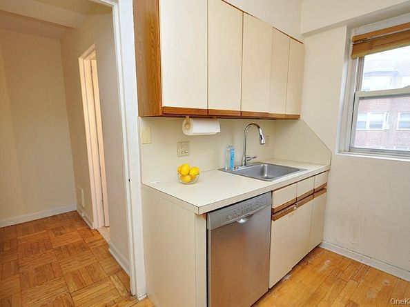 235 Garth Road D5E, Scarsdale NY 10583