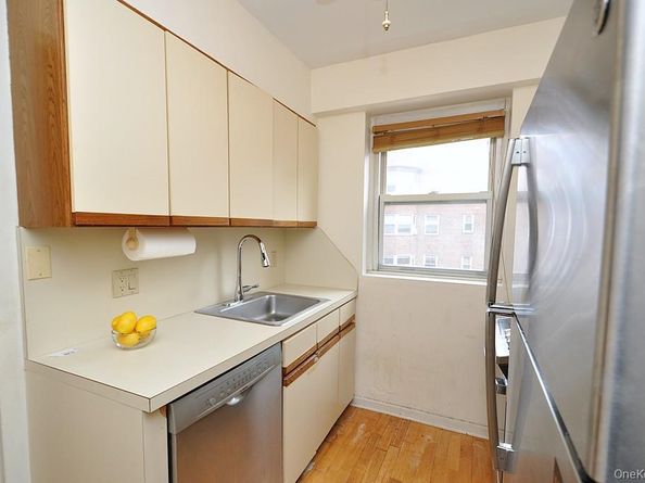 235 Garth Road D5E, Scarsdale NY 10583