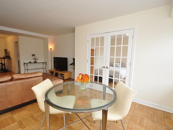 235 Garth Road D5E, Scarsdale NY 10583