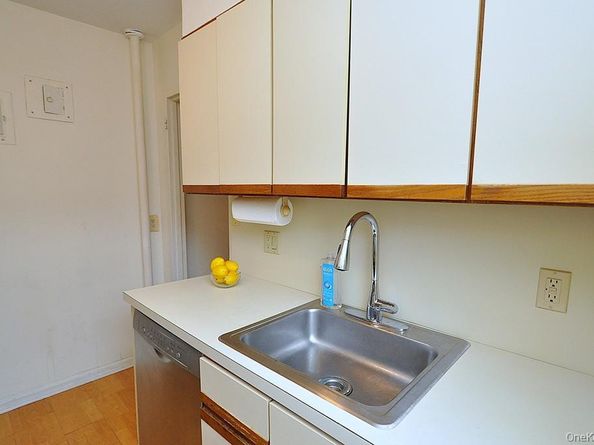 235 Garth Road D5E, Scarsdale NY 10583