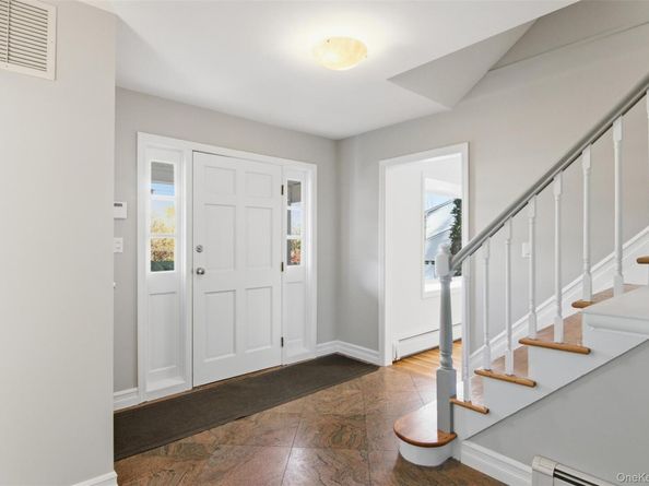 6 Vingut Lane, Setauket NY 11733