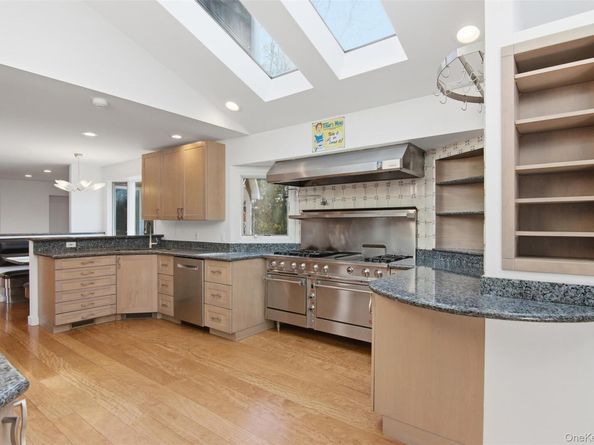 6 Vingut Lane, Setauket NY 11733