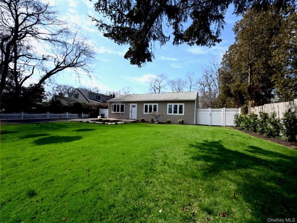 16 Lincoln Drive, Oakdale NY 11769