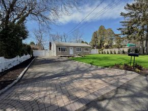 16 Lincoln Drive, Oakdale NY 11769