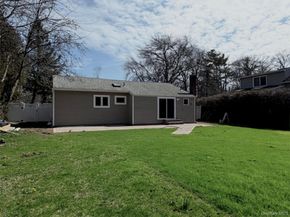 16 Lincoln Drive, Oakdale NY 11769
