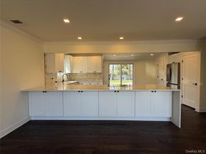 16 Lincoln Drive, Oakdale NY 11769