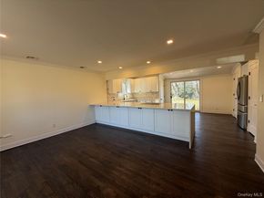 16 Lincoln Drive, Oakdale NY 11769