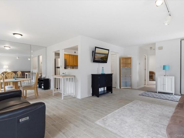 190 Poplar Court, Wantagh NY 11793