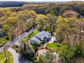 7 Stepping Stone Crescent, Dix Hills NY 11746