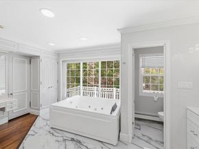 7 Stepping Stone Crescent, Dix Hills NY 11746