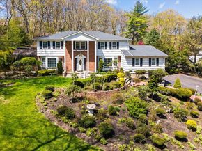 7 Stepping Stone Crescent, Dix Hills NY 11746