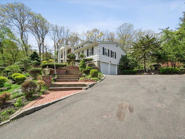 7 Stepping Stone Crescent, Dix Hills NY 11746