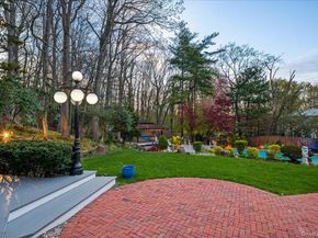 7 Stepping Stone Crescent, Dix Hills NY 11746
