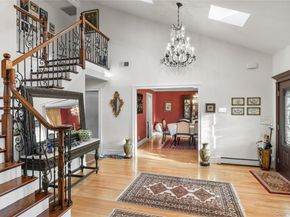 16 Cabriolet Lane, Melville NY 11747
