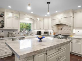 16 Cabriolet Lane, Melville NY 11747