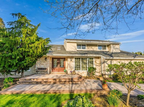 16 Cabriolet Lane, Melville NY 11747