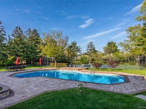 16 Cabriolet Lane, Melville NY 11747