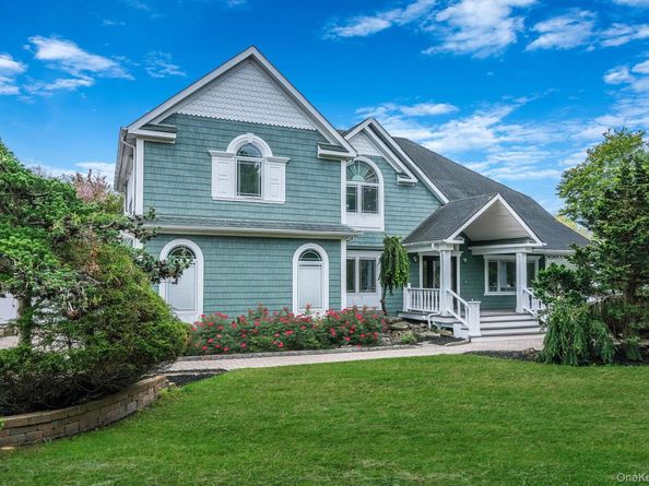 6 Robert Court, Center Moriches NY 11934