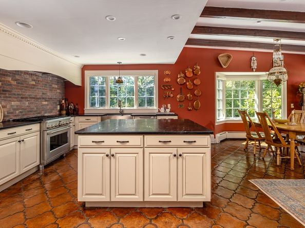 659 Front St, Marion MA 02738