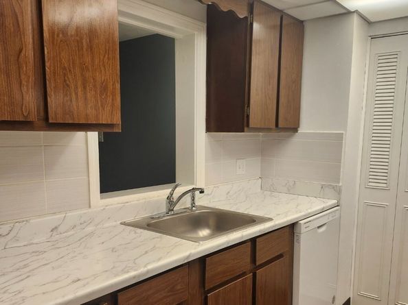 55 Greentree Ln 27, Weymouth MA 02190