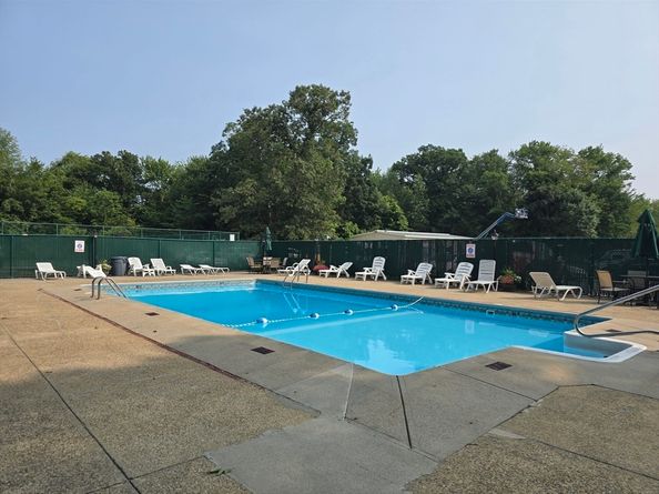 55 Greentree Ln 27, Weymouth MA 02190