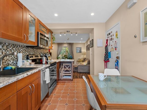 28 Westgate Rd 3, Boston MA 02467