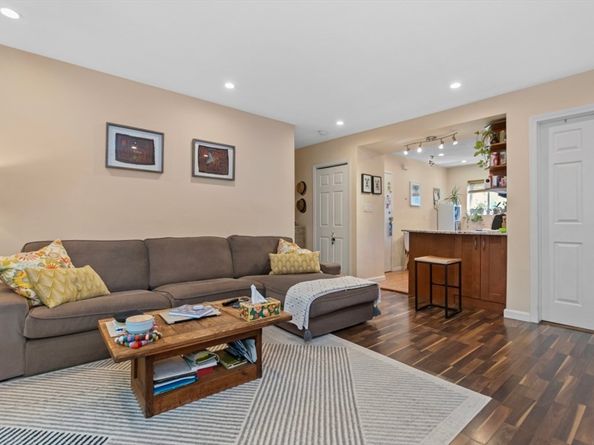 28 Westgate Rd 3, Boston MA 02467