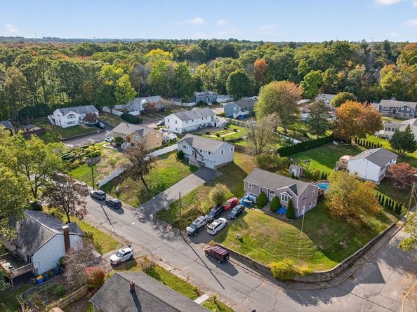 4 Lori Ln, Randolph MA 02368