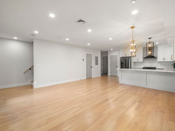216 Havre St 4, Boston MA 02128