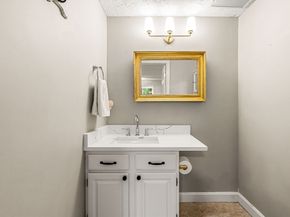 33 Country Club Ln D, Milford MA 01757