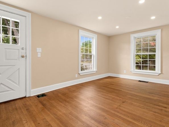 29 Reynolds Rd, Peabody MA 01960