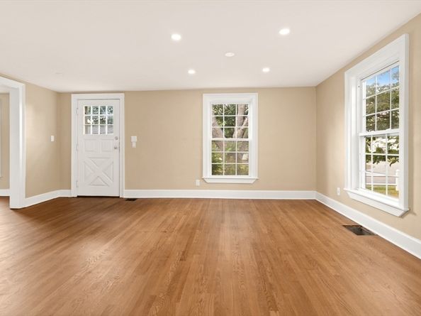 29 Reynolds Rd, Peabody MA 01960