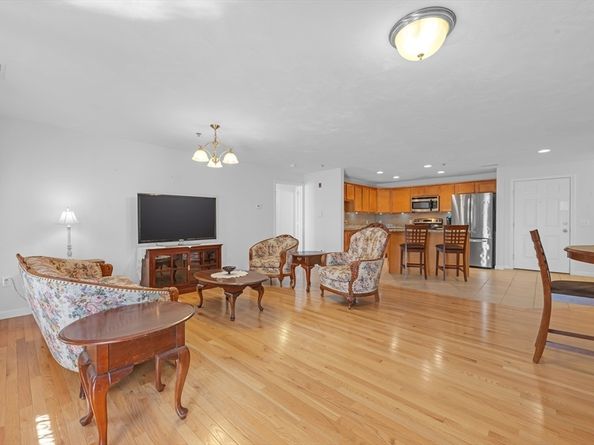 216 Reservoir St 103, Holden MA 01520
