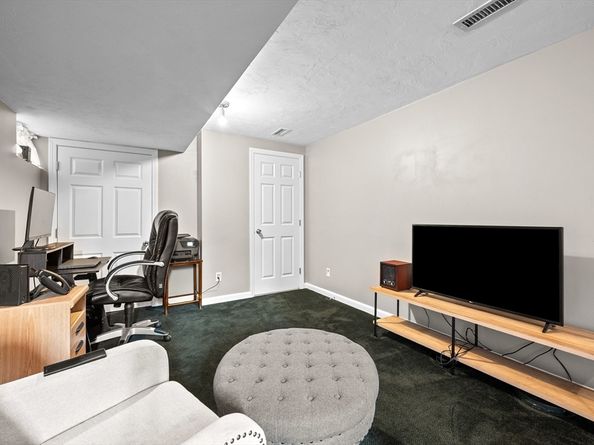 44 Dixfield St, Worcester MA 01606
