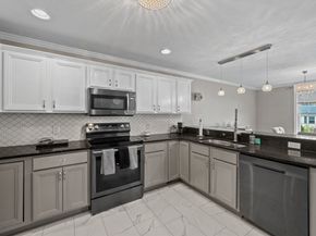 44 Dixfield St, Worcester MA 01606