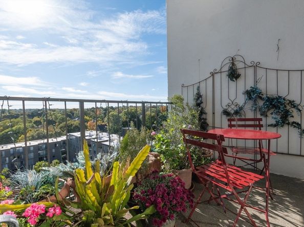 77 Pond Ave 1506, Brookline MA 02445
