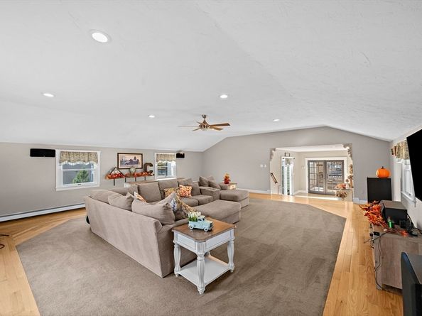 11 Patchs Pond Ln, Wilmington MA 01887