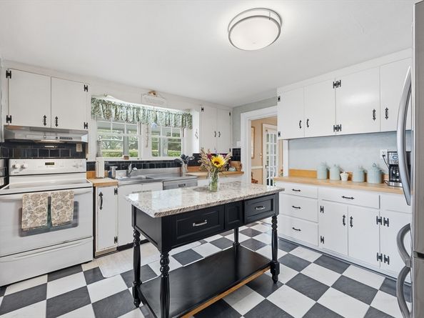 3 Bay Edge Dr, Worcester MA 01604